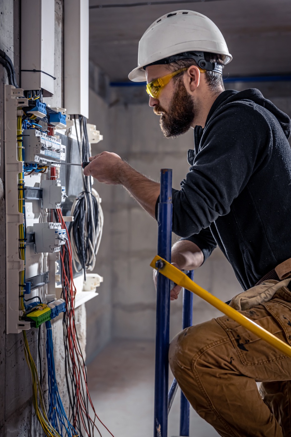 Eletricista fazendo manutenção em um quadro elétrico